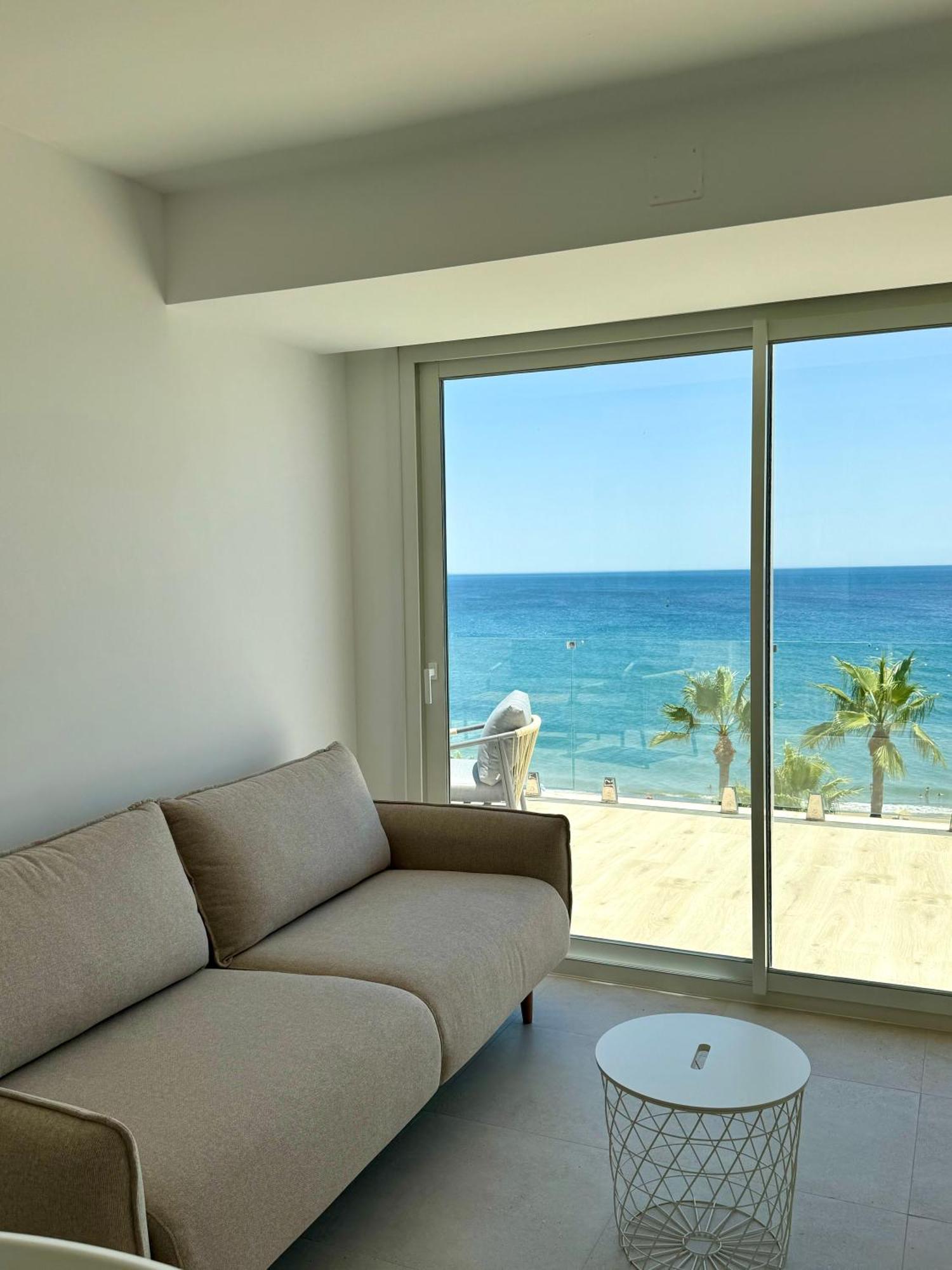 Sunnypalms - Beachfront Penthouse With Stunning Sea View Estepona Extérieur photo