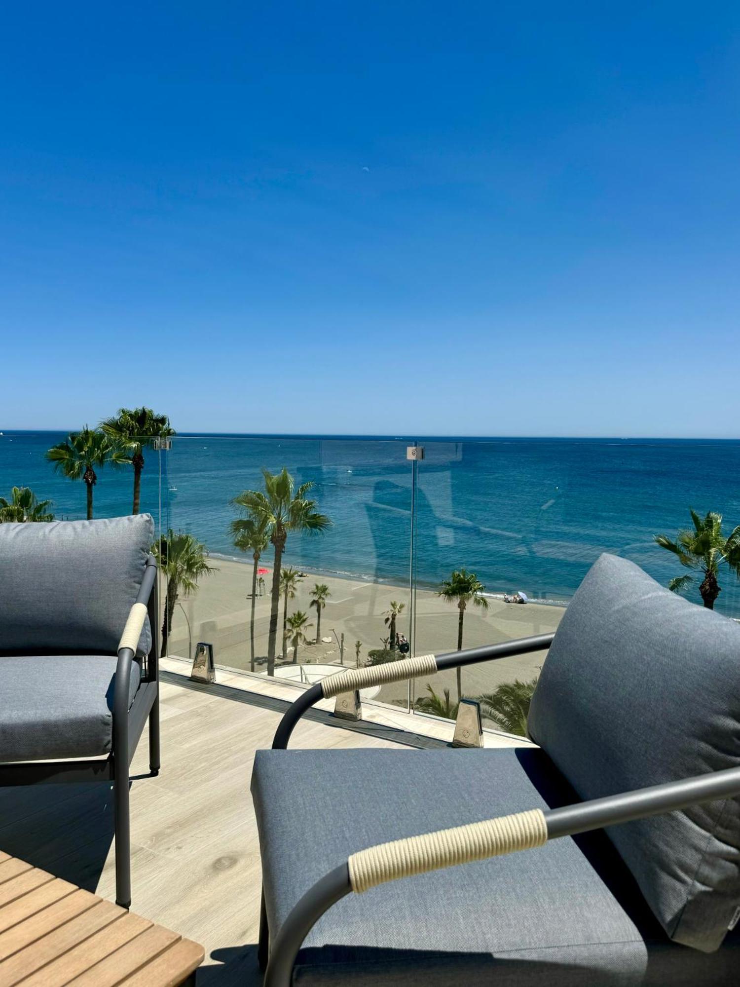 Sunnypalms - Beachfront Penthouse With Stunning Sea View Estepona Extérieur photo