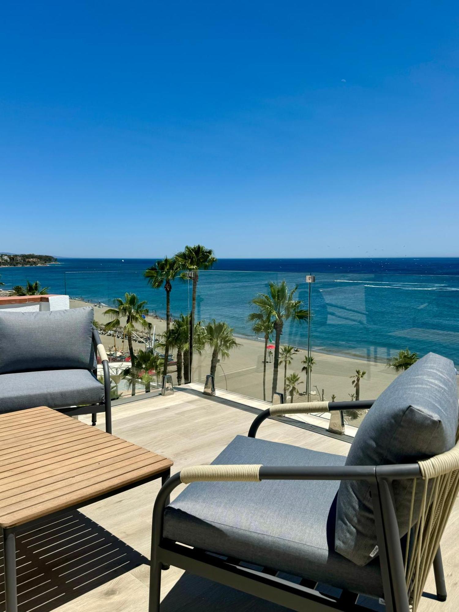 Sunnypalms - Beachfront Penthouse With Stunning Sea View Estepona Extérieur photo